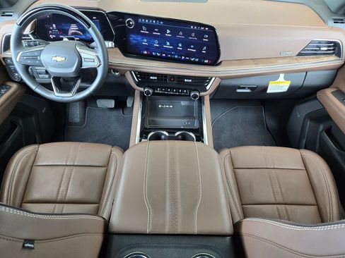 Used 2025 Chevrolet Suburban High Country AWD/4WD image 17