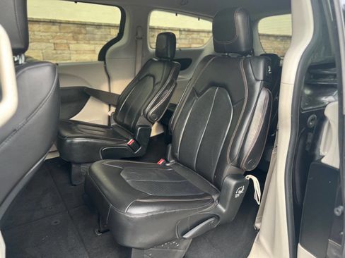 Used 2018 Chrysler Pacifica Touring-L w/ Advanced Safetytec Group image 20