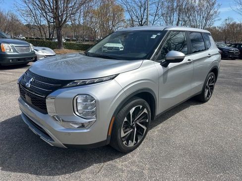 Used 2022 Mitsubishi Outlander SE image 1