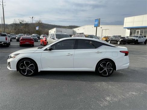 Used 2023 Nissan Altima 2.5 SR w/ SR Premium Package image 2