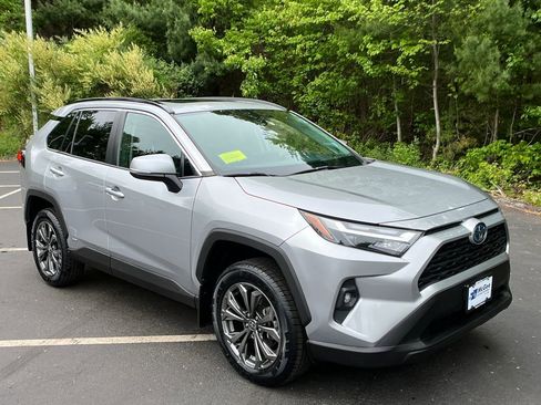Used 2022 Toyota RAV4 XLE Premium AWD/4WD image 7