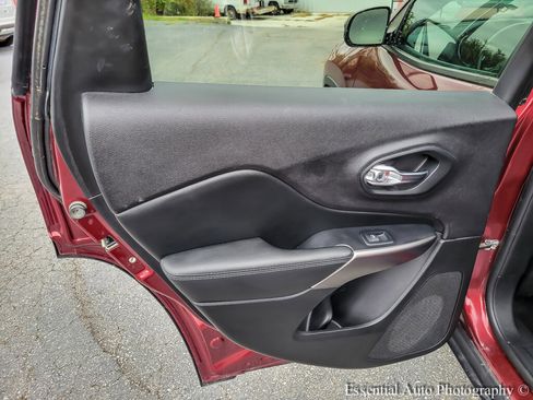 Used 2020 Jeep Cherokee Latitude w/ Cold Weather Group image 25