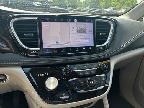Used 2023 Chrysler Pacifica Limited FWD image 25