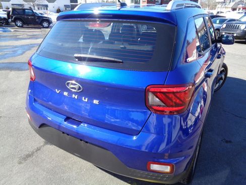 Used 2023 Hyundai Venue Limited image 19