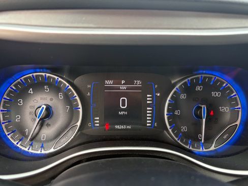 Used 2020 Chrysler Pacifica Touring-L image 16