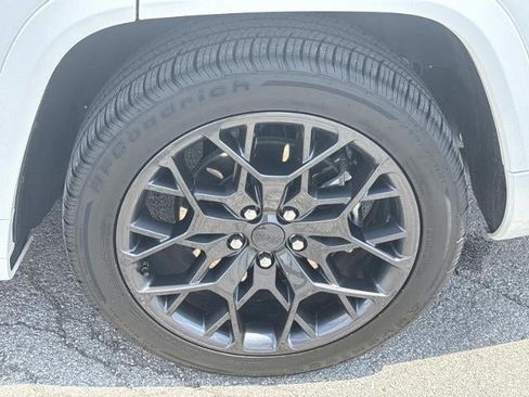 Used 2023 Jeep Grand Cherokee L Summit w/ Advanced Protech Group IV AWD/4WD image 31