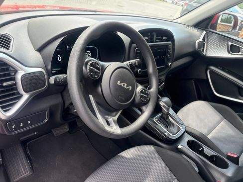 Used 2025 Kia Soul LX w/ LX Technology Package FWD image 4
