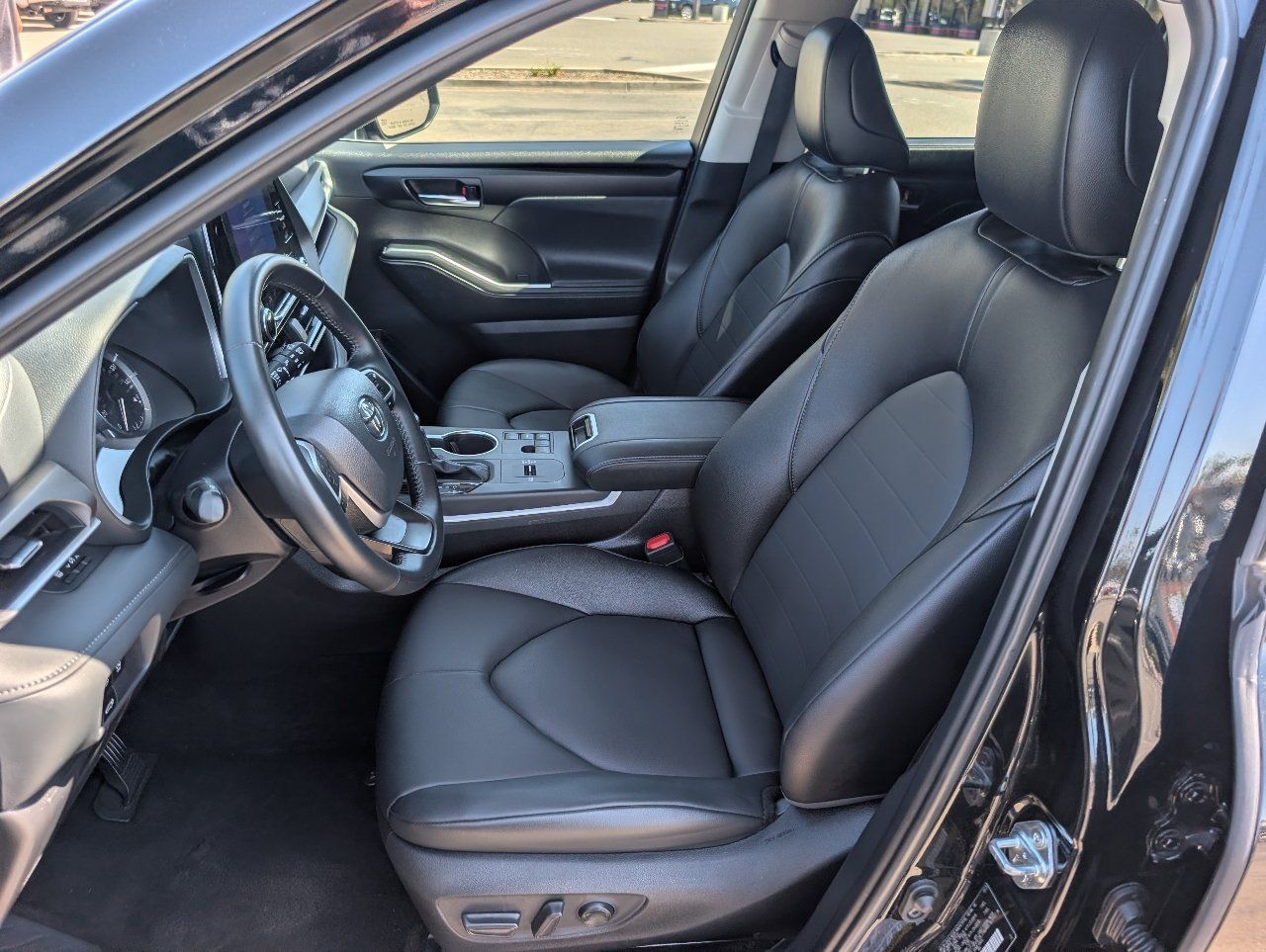 Used 2025 Toyota Highlander XLE FWD image 2