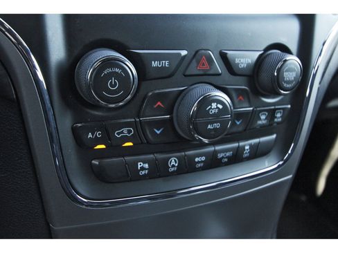 Used 2019 Jeep Grand Cherokee Laredo RWD image 25