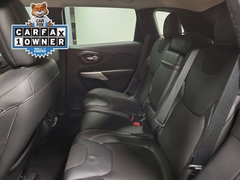 Used 2018 Jeep Cherokee Latitude Plus w/ Comfort/Convenience Group FWD image 28