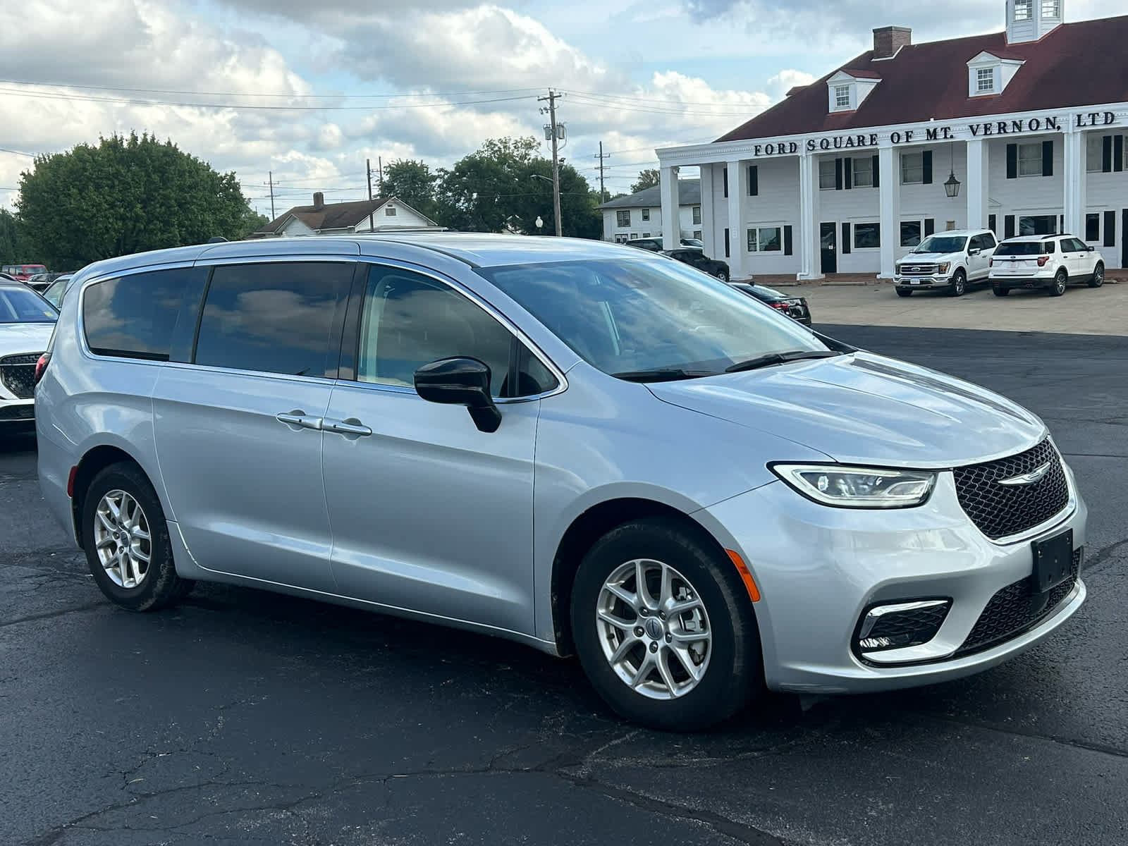 Used 2024 Chrysler Pacifica Touring-L FWD image 3