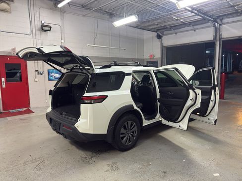Used 2022 Nissan Pathfinder SV w/ SV Premium Package AWD/4WD image 14