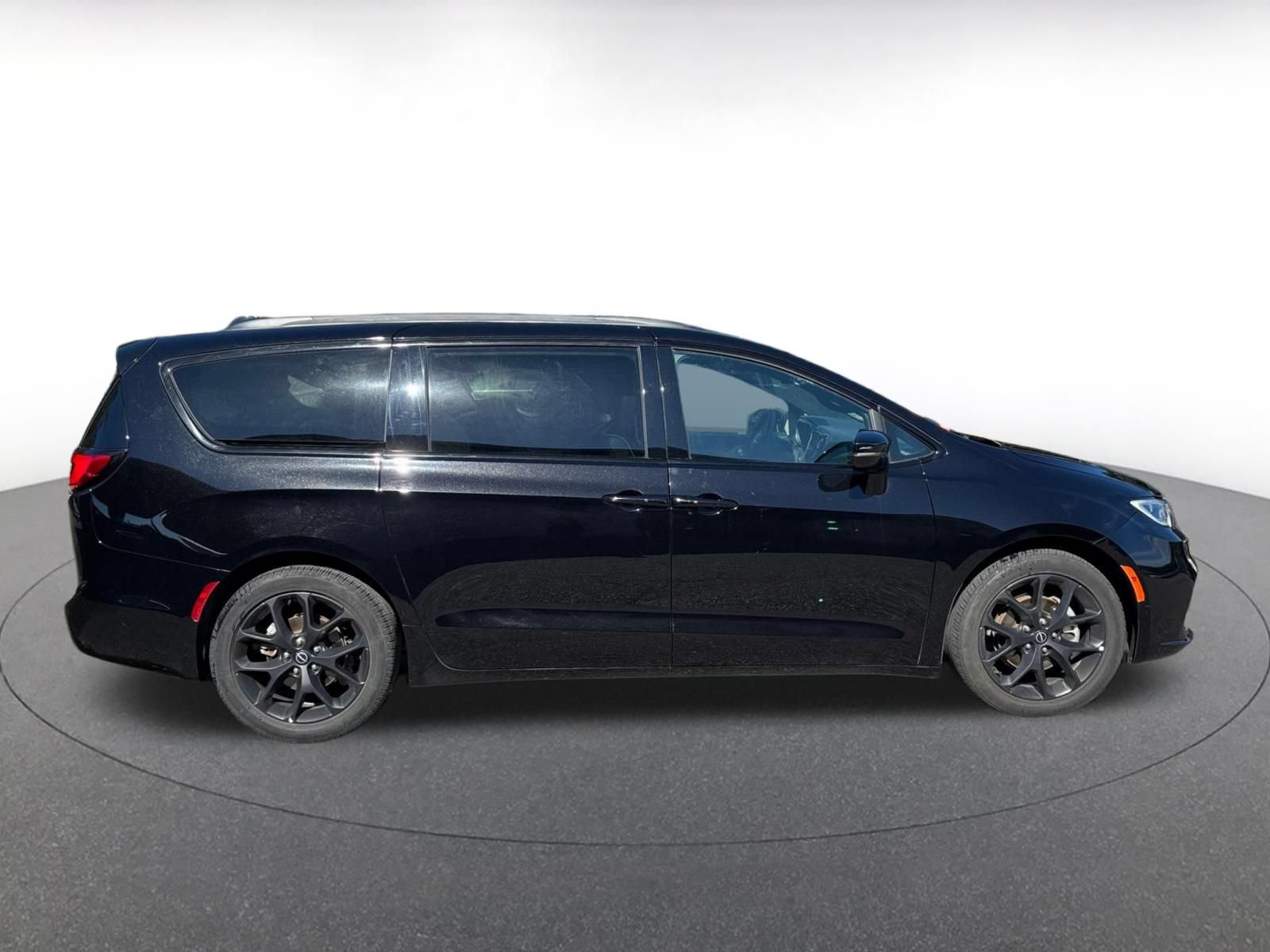 Used 2025 Chrysler Pacifica Limited FWD image 14
