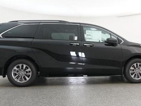 New 2026 Toyota Sienna XLE FWD image 27