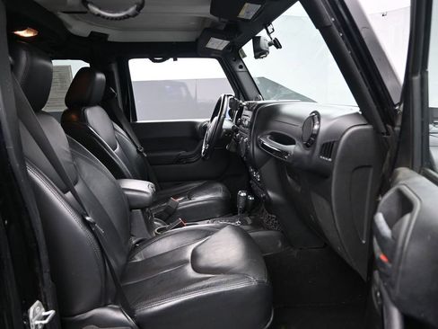 Used 2014 Jeep Wrangler Unlimited Sahara image 30