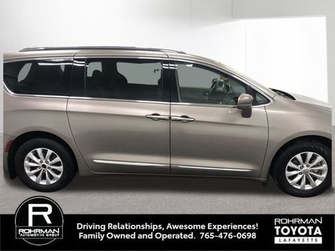 Used 2018 Chrysler Pacifica Touring-L Plus w/ Advanced Safetytec Group image 9