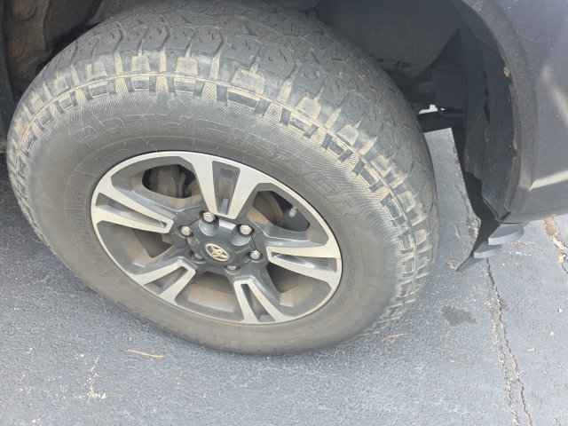 Used 2016 Toyota Tacoma TRD Sport w/ Towing Package RWD image 4