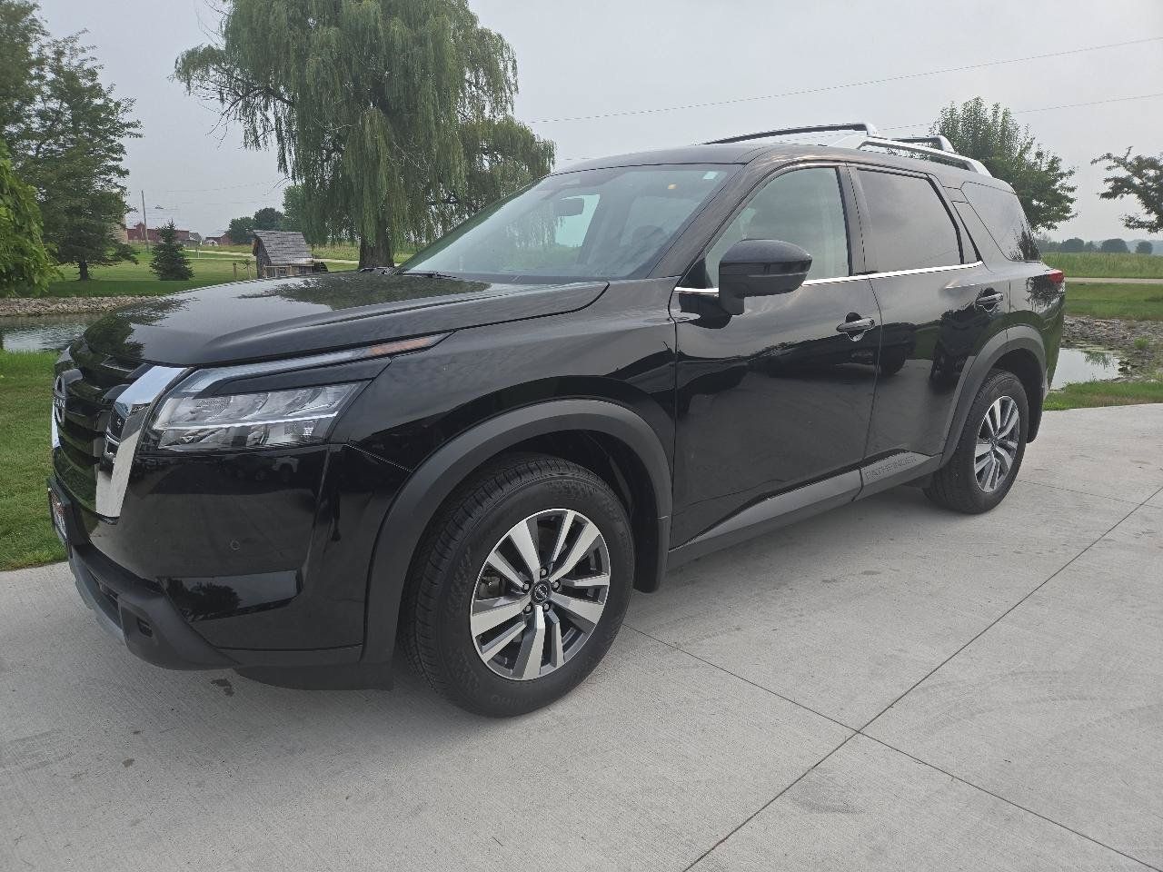 Used 2023 Nissan Pathfinder SL AWD/4WD image 1