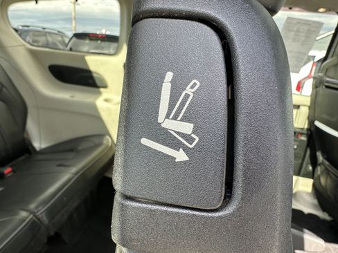 Used 2018 Chrysler Pacifica Limited image 21