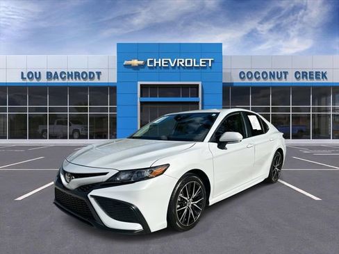 Used 2024 Toyota Camry SE FWD image 4