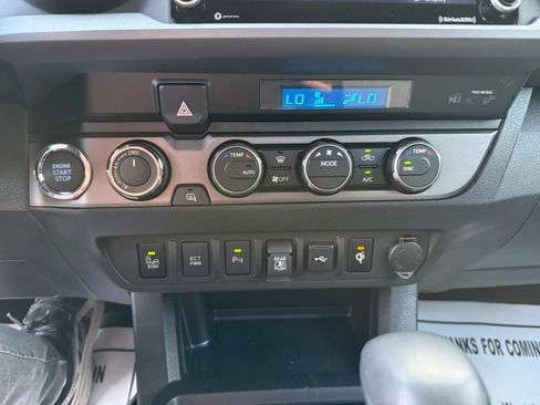 Used 2022 Toyota Tacoma TRD Off-Road w/ Technology Package AWD/4WD image 28