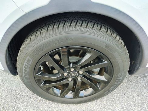 Used 2017 Land Rover Discovery SE image 23