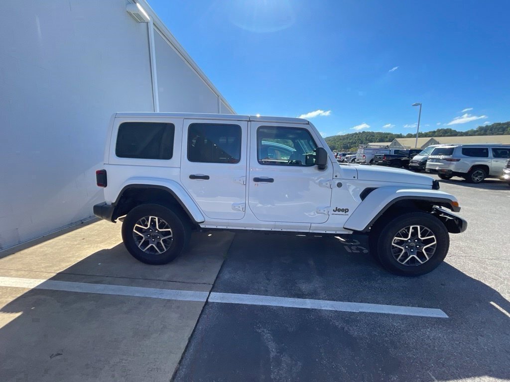 Used 2025 Jeep Wrangler Unlimited Sahara AWD/4WD image 8