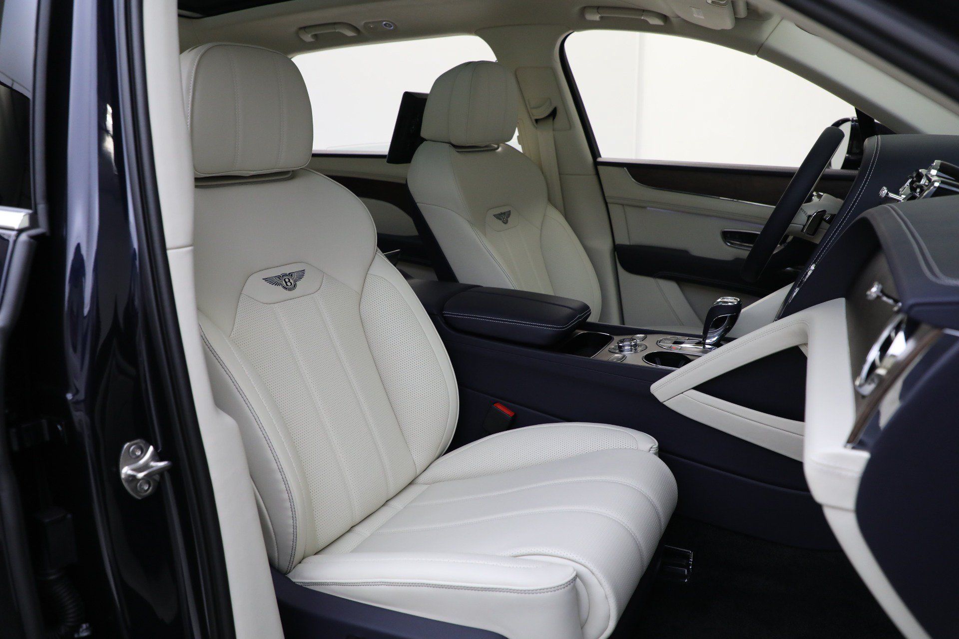 Used 2024 Bentley Bentayga Extended Wheelbase AWD/4WD image 31