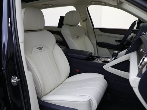Used 2024 Bentley Bentayga Extended Wheelbase AWD/4WD image 31