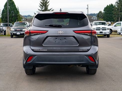 Used 2022 Toyota Highlander XLE AWD/4WD image 10