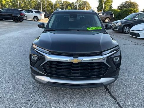 Used 2025 Chevrolet TrailBlazer LT AWD/4WD image 2