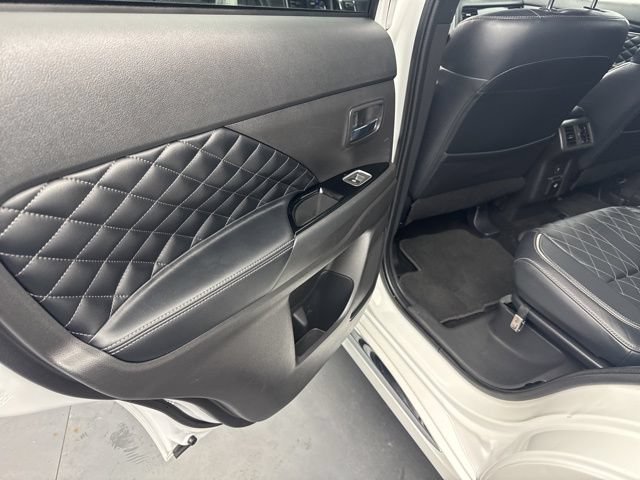 Used 2021 Mitsubishi Outlander 4WD Plug-In Hybrid image 40