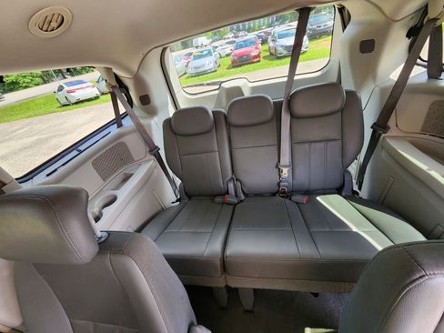 Used 2009 Chrysler Town & Country Touring FWD image 9