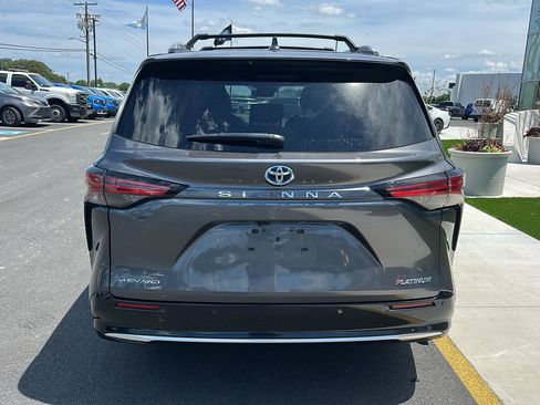 Used 2025 Toyota Sienna Platinum AWD/4WD image 6