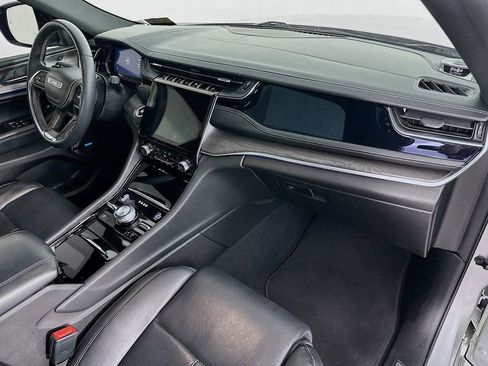 Used 2022 Jeep Grand Cherokee Overland w/ Luxury Tech Group IV AWD/4WD image 31