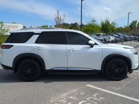 Certified 2025 Nissan Pathfinder Platinum AWD/4WD image 2