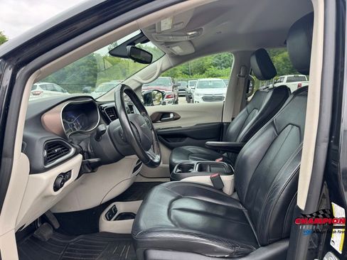 Used 2017 Chrysler Pacifica Touring-L image 14