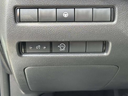 Used 2023 Nissan Rogue SV AWD/4WD image 16