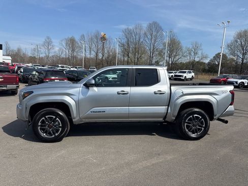 Used 2025 Toyota Tacoma TRD Sport AWD/4WD image 2