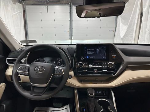 Used 2025 Toyota Highlander XLE image 16