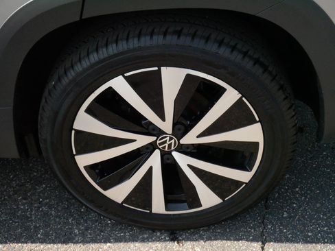 Certified 2022 Volkswagen Taos SE AWD/4WD image 15