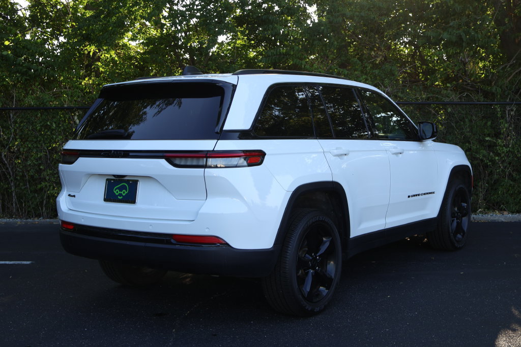 Used 2023 Jeep Grand Cherokee Altitude AWD/4WD image 10