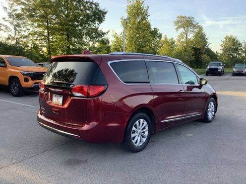 Used 2018 Chrysler Pacifica Touring-L Plus FWD image 4