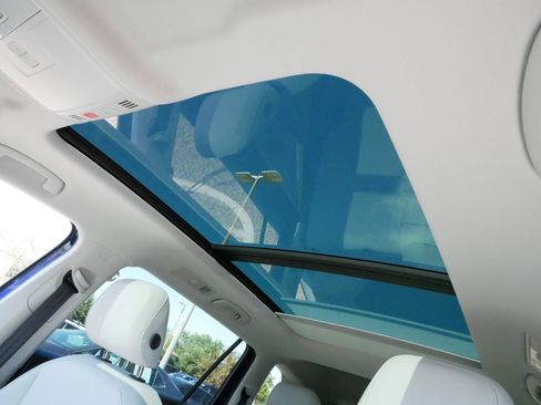 Certified 2024 Volkswagen Tiguan SE w/ Panoramic Sunroof Package image 32