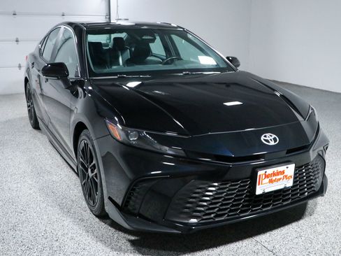 Used 2025 Toyota Camry SE FWD image 5
