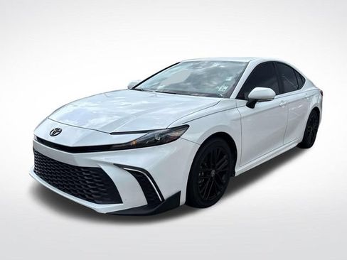 Used 2025 Toyota Camry SE FWD image 3