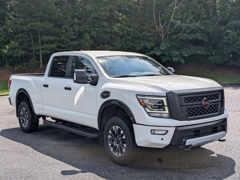 Used 2024 Nissan Titan PRO-4X AWD/4WD image 11