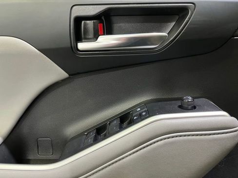 Used 2022 Toyota Highlander XLE AWD/4WD image 16