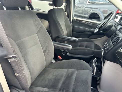 Used 2017 Dodge Grand Caravan SE w/ UConnect Hands-Free Group image 8