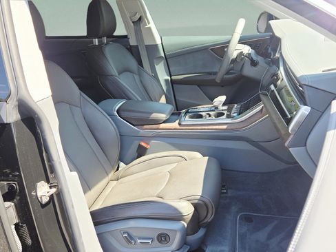 Used 2024 Audi Q8 Prestige w/ Prestige Package image 18